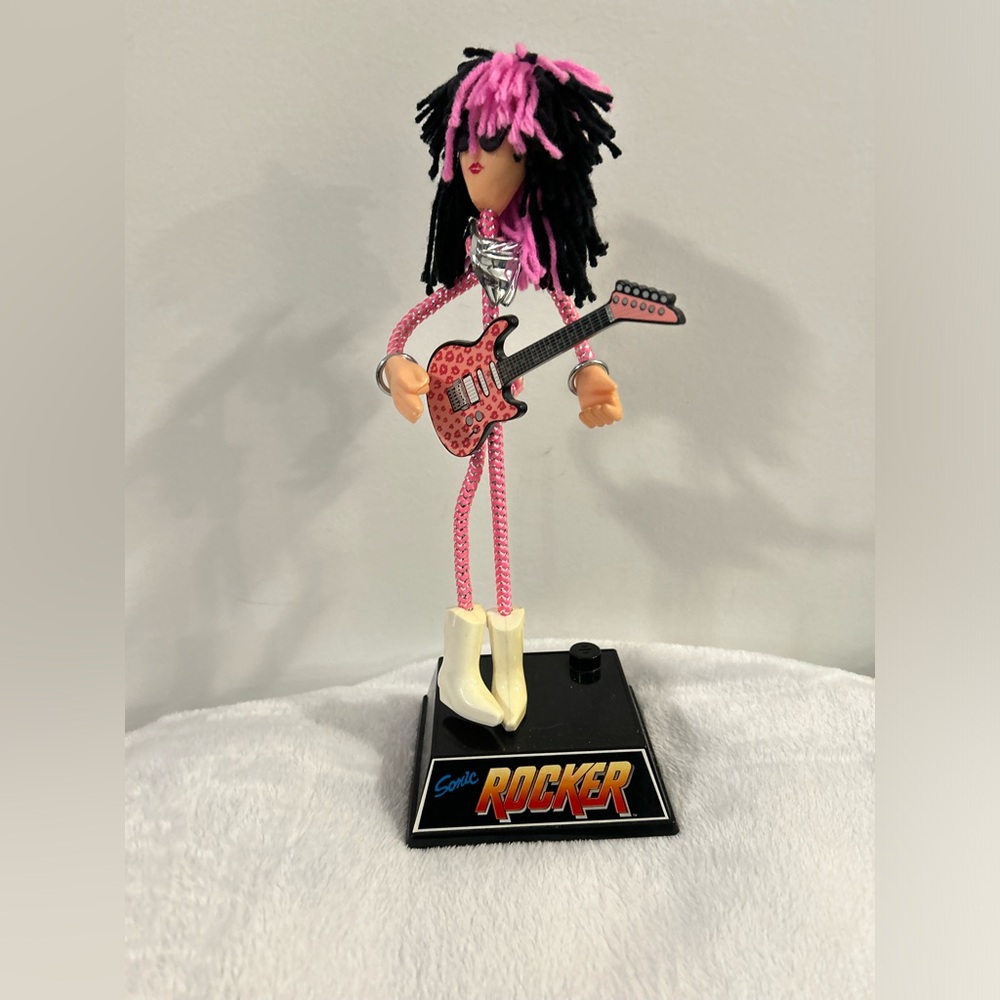 Vintage very RARE Sonic Rocker Figurine with Guitar - 📌still works